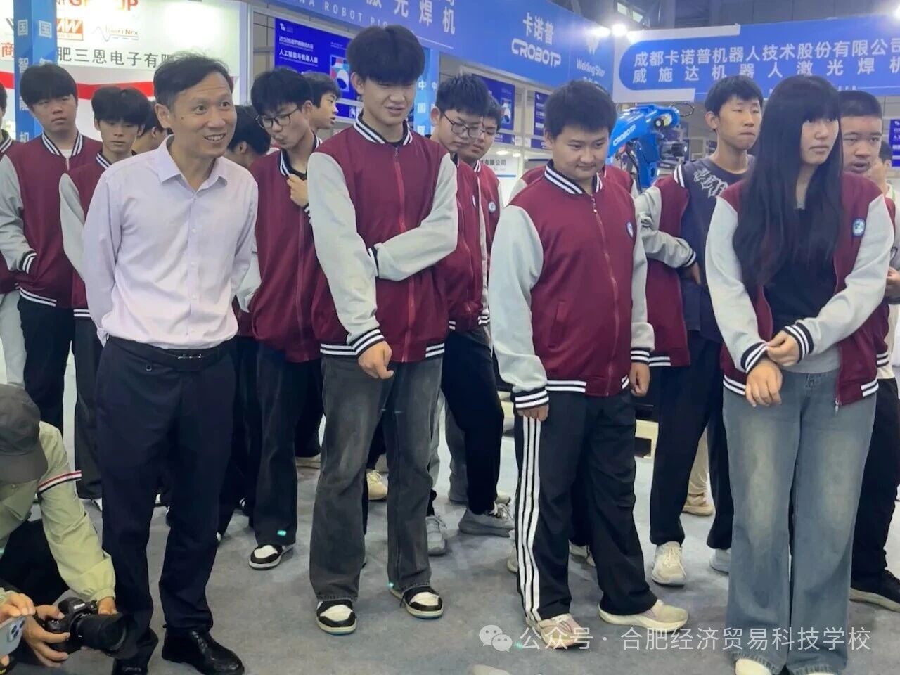 合肥经济贸易科技学校师生走进2026世界制造业大会现场观摩研学.jpg